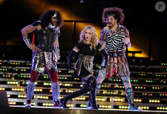 Madonna et LMFAO durant le half time show du Super Bowl, à Indianapolis, le 5 février 2012.