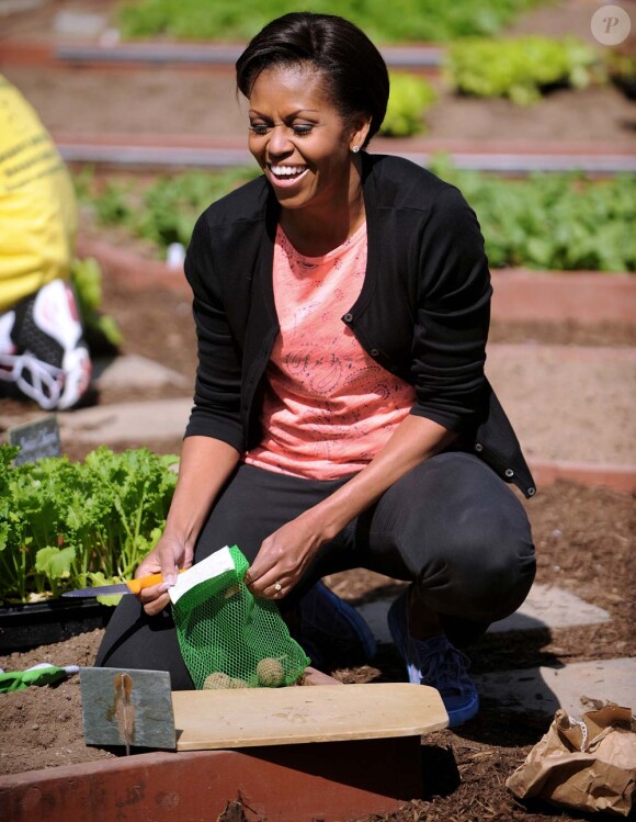 Michelle Obama organise la quatrième plantation de son potager à la Maison Blanche, Washington, le 26 mars 2012.