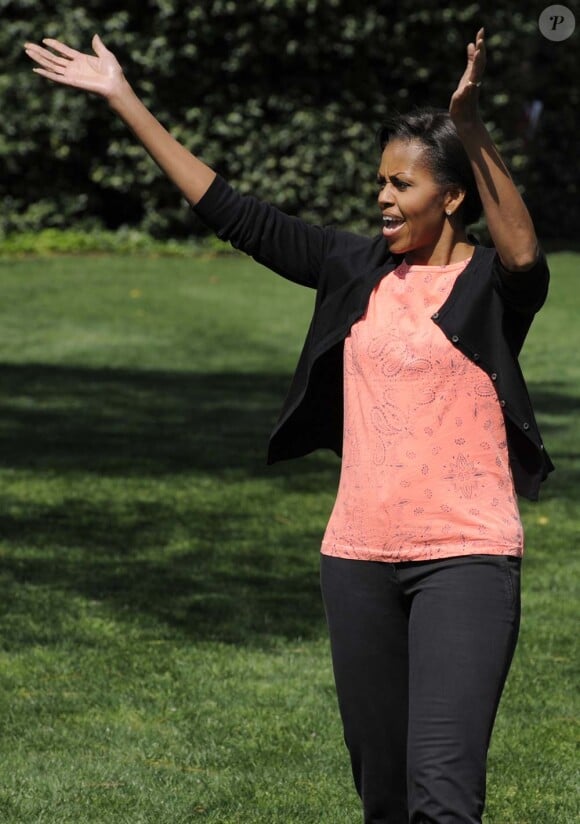 Michelle Obama fière du travail des enfants lors de la quatrième plantation de son potager à la Maison Blanche, Washington, le 26 mars 2012.