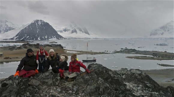 Géraldine Danon, Philippe Poupon et leurs enfants posent pour une photo souvenir dans l'Antarctique