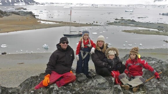 Géraldine Danon, Philippe Poupon et leurs enfants dans l'Antarctique, à l'abri de la banquise