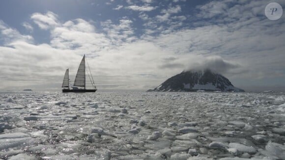 Fleur Australe et son équipage composé de Géraldine Danon, Philippe Poupon, Loup, Laura et Marion ont affronté les glaces de l'Antarctique