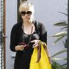 Reese Witherspoon a trouvé la parade pour dissimuler son ventre rond dans les rues de Los Angeles le 28 mars 2012