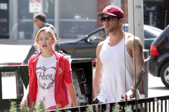 Ryan Phillippe et sa fille Ava lors d'une balade shopping dans les rues de Los Angeles le 28 mars 2012
