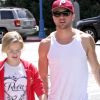 Moment complice entre Ryan Phillippe et sa fille Ava lors d'une balade shopping dans les rues de Los Angeles le 28 mars 2012