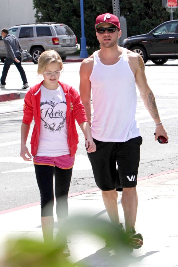 Moment complice entre Ryan Phillippe et sa fille Ava lors d'une balade shopping dans les rues de Los Angeles le 28 mars 2012