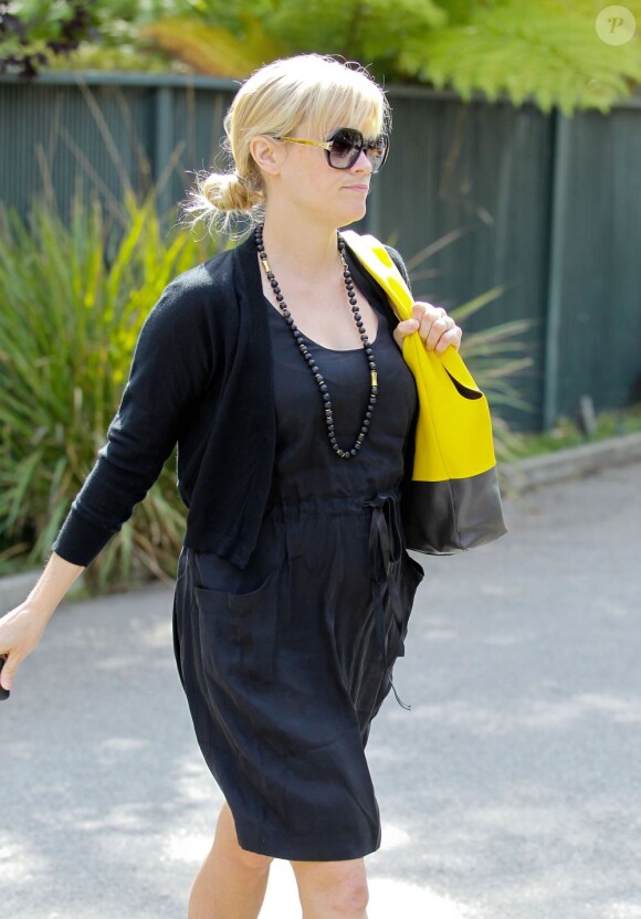 Reese Witherspoon tente de dissimuler sa grossesse dans les rues de Santa Monica. Le 28 mars 2012