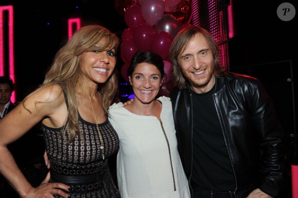 Cathy et David Guetta entourent Florence Foresti lors de la soirée de lancement de la Twizy à l'Atelier Renault sur les Champs-Elysées à Paris le mardi 28 mars 2012
