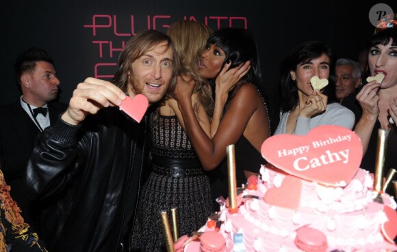 Cathy Guetta très complice avec Naomi Campbell devant David Guetta lors de la soirée de lancement de la Twizy à l'Atelier Renault sur les Champs-Elysées à Paris le mardi 28 mars 2012