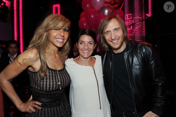 Cathy et David Guetta entourent Florence Foresti lors de la soirée de lancement de la Twizy à l'Atelier Renault sur les Champs-Elysées à Paris le mardi 28 mars 2012