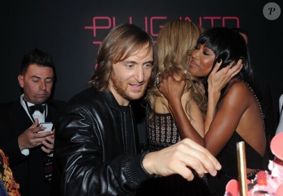 Cathy Guetta très complice avec Naomi Campbell devant David Guetta lors de la soirée de lancement de la Twizy à l'Atelier Renault sur les Champs-Elysées à Paris le mardi 28 mars 2012