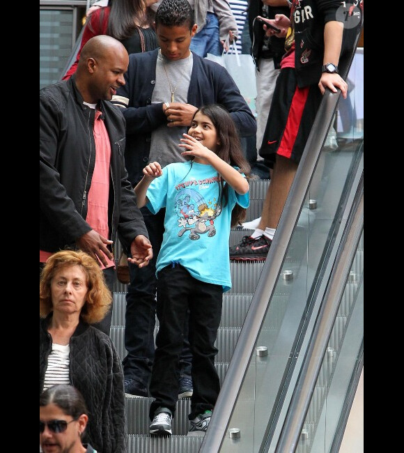 Blanket Jackson, fils de MJ, affiche un beau sourire le 30 mars 2012 en allant au cinéma