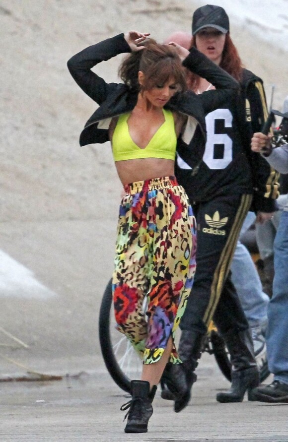 Cheryl Cole se déhanche sur le tournage de son nouveau clip à Los Angeles, le 31 mars 2012.
