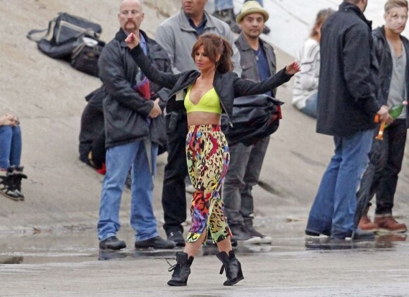 Cheryl Cole sexy, montre son ventre dans son nouveau clip à Los Angeles, le 31 mars 2012.