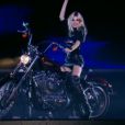 La belle Solweig Rediger-Lizlow chevauche une Harley-Davidson et imite Brigitte Bardot dans le  Grand Journal , le 2 avril 2012