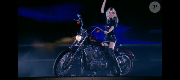 La belle Solweig Rediger-Lizlow chevauche une Harley-Davidson et imite Brigitte Bardot dans le Grand Journal, le 2 avril 2012