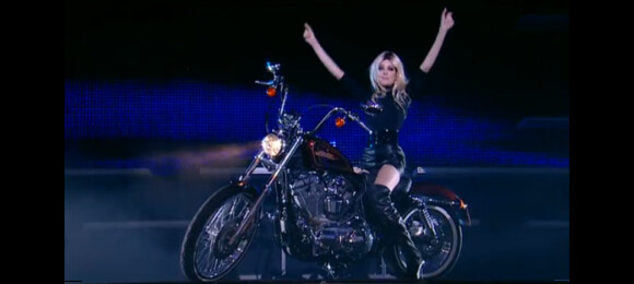 Solweig Rediger-Lizlow chevauche une Harley-Davidson et imite Brigitte Bardot dans Le Grand Journal, le 2 avril 2012
