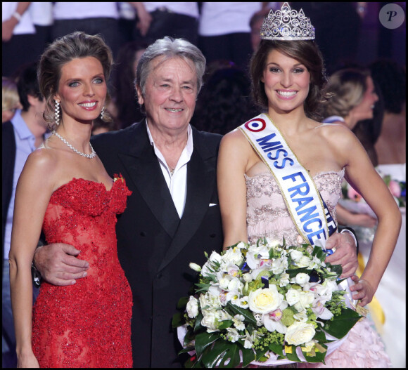 Alain Delon en décembre 2010 avec Laury Thilleman et Sylvie Tellier lors de l'élection Miss France à Caen