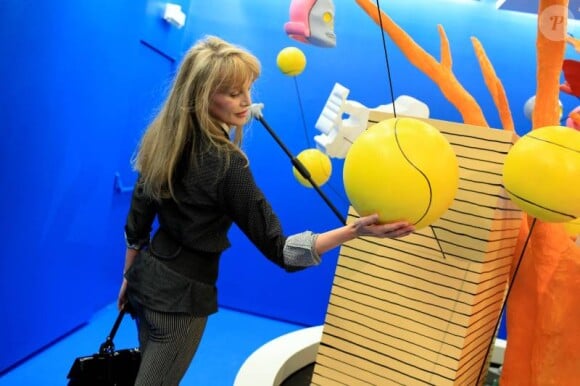 Arielle Dombasle le 3 avril 2012 à la Galerie des Galeries lors de l'inauguration de l'exposition Comme un ananas à Paris