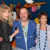 Philippe Katerine,  Arielle Dombasle et Caroline Loeb le 3 avril 2012 à la Galerie des Galeries lors de l'inauguration de l'exposition Comme un ananas à Paris