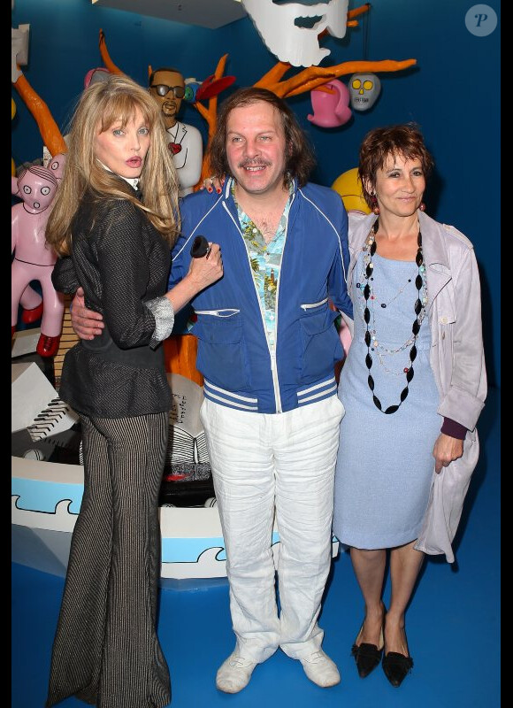 Philippe Katerine,  Arielle Dombasle et Caroline Loeb le 3 avril 2012 à la Galerie des Galeries lors de l'inauguration de l'exposition Comme un ananas à Paris