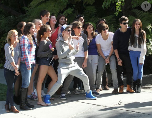 Le groupe One Direction rencontre quelques fans et pose en leur compagnie à Westwood, en Californie, le mercredi 4 avril 2012.