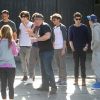 Le groupe One Direction rencontre quelques fans et pose en leur compagnie à Westwood, en Californie, le mercredi 4 avril 2012.