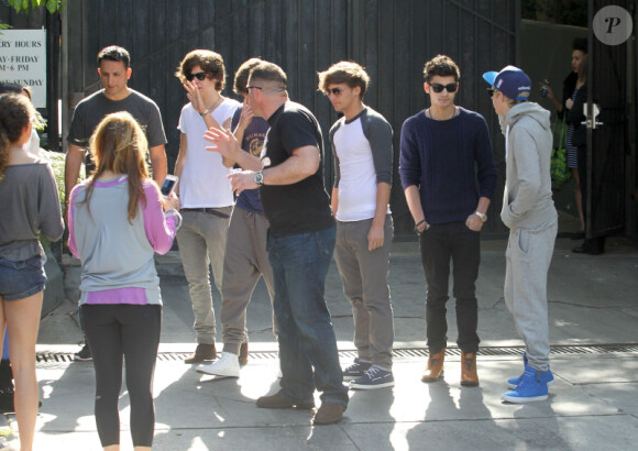 Le groupe One Direction rencontre quelques fans et pose en leur compagnie à Westwood, en Californie, le mercredi 4 avril 2012.