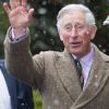 Le Prince Charles salue la foule en sortant de la Maison Dalemain à Cumbria le 3 avril 2012