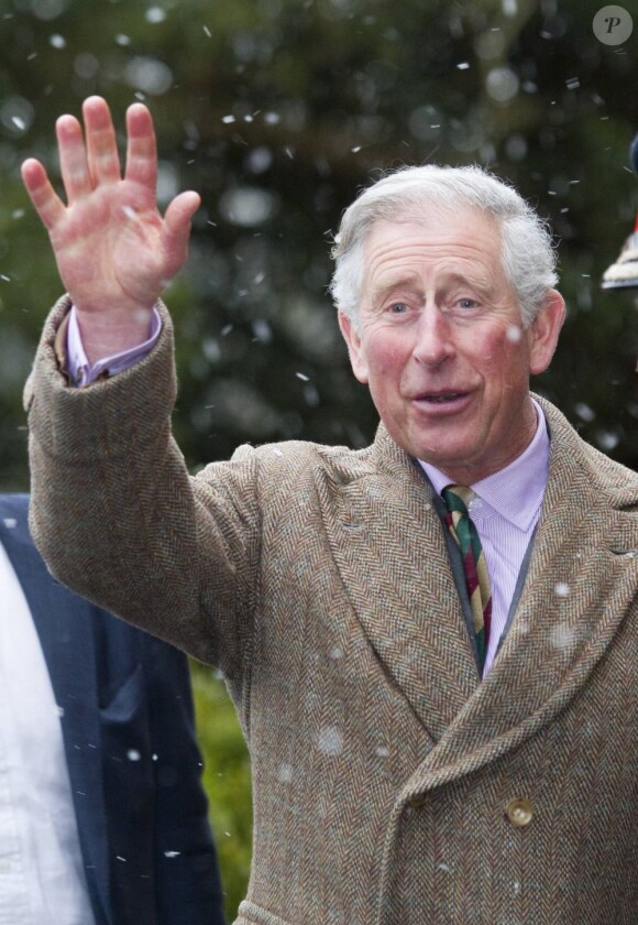 Le Prince Charles salue la foule en sortant de la Maison Dalemain à Cumbria le 3 avril 2012