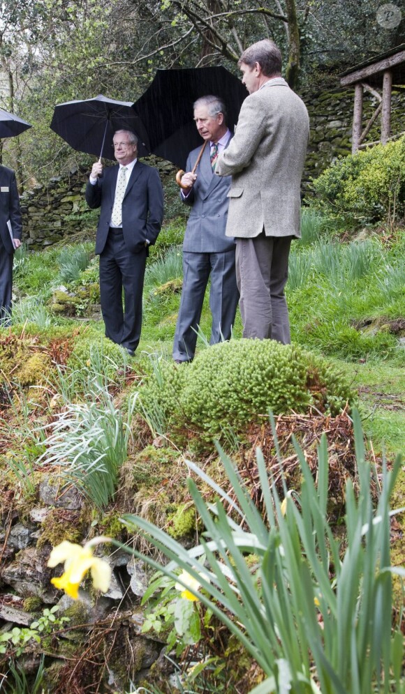 Le Prince Charles sous la pluie à Cumbria le 3 avril 2012
