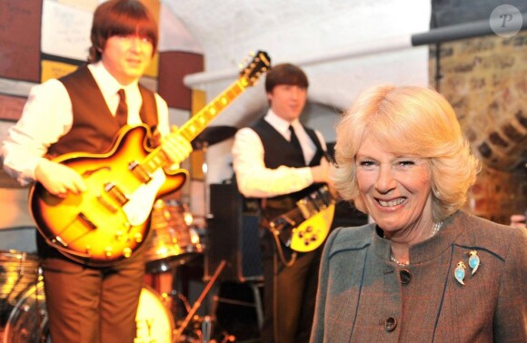 Camilla Parker Bowles se régale devant un concert hommage aux Beatles à Liverpool le 4 avril 2012