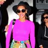 Beyoncé porte un chapeau Eugenia Kim, des lunettes de soleil The Row, un sweater rose et une jupe Etro. Le 29 mars 2012.