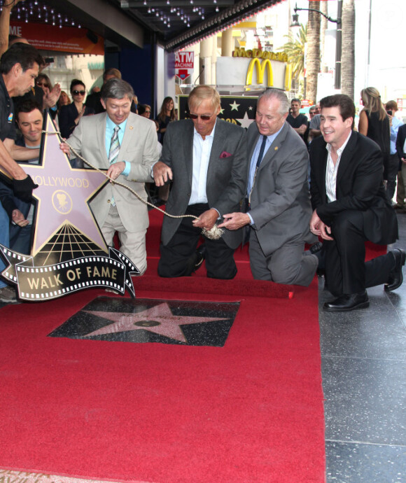 Adam West entouré de Seth McFarlane et Ralph Garman le 5 avril 2012 sur le légendaire Walk of Fame à Hollywood