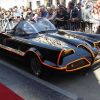 Adam West et la Batmobile qu'il pilotait dans la série Batman le 5 avril 2012 sur le légendaire Walk of Fame à Hollywood