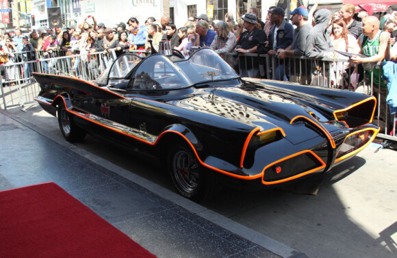 Adam West et la Batmobile qu'il pilotait dans la série Batman le 5 avril 2012 sur le légendaire Walk of Fame à Hollywood