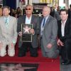 Adam West entouré de Seth McFarlane et Ralph Garman le 5 avril 2012 sur le légendaire Walk of Fame à Hollywood