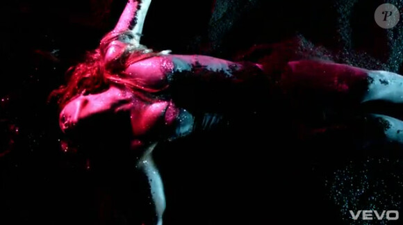 Jennifer Lopez, très sexy, dans son clip Dance Again, featuring Pitbull