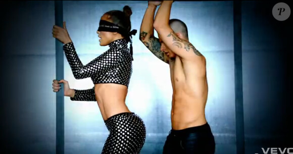 Séance de jeux coquins pour Jennifer Lopez et son petit am le danseur Casper Smart dans son clip Dance Again, featuring Pitbull