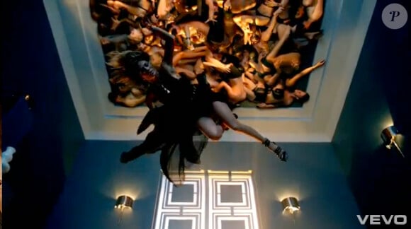 Jennifer Lopez s'offre un bain de foule très sensuel dans son clip Dance Again, featuring Pitbull