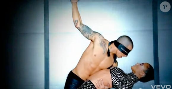 Séance de jeux coquins pour Jennifer Lopez et son petit am le danseur Casper Smart dans son clip Dance Again, featuring Pitbull