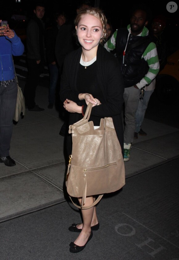 AnnaSophia Robb sur le tournage de la série The Carrie Diaries. New York, le 5 avril 2012.