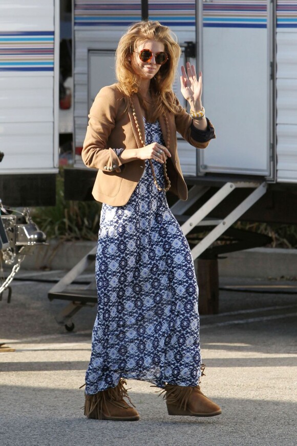 AnnaLynne McCord sur le tournage de 90210 se la joue confortable entre deux prises avec une longue robe imprimée et des UGG à franges. Los Angeles, le 8 mars 2012.