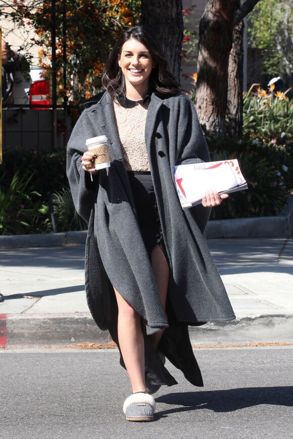 Un long manteau et des pantoufles fourrées pour Shenae Grimes, lors d'une pause café et magazines sur le tournage de 90210. Los Angeles, le 19 mars 2012.