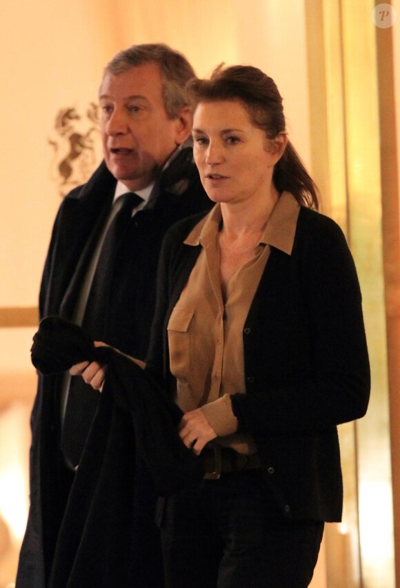 Richard Attias et son épouse Cécilia le 27 Février 2012 à Paris, à la sortie de leur hôtel.
