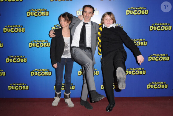 Elie Semoun et les petites stars du film à l'avant-première des Vacances de Ducobu, le 8 avril 2012 à Paris.