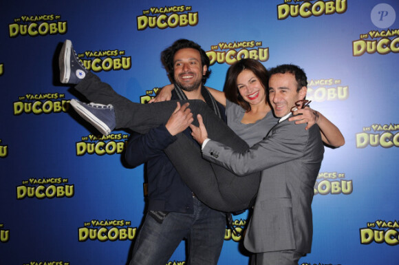 Helena Noguerra portée par Elie Semoun et Bruno Salomone à l'avant-première des Vacances de Ducobu, le 8 avril 2012 à Paris.