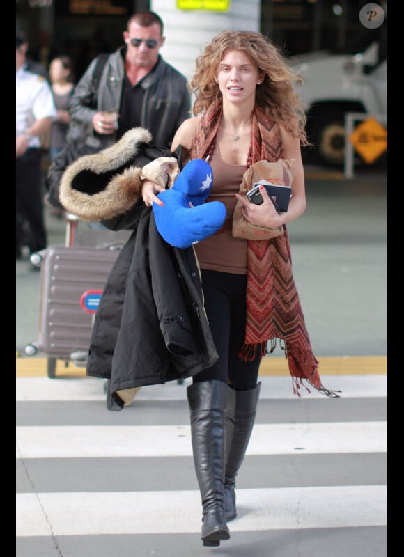 AnnaLynne McCord et son petit ami Dominic Purcell arrivent à l'aéroport de Vancouver au Canada le 9 avril 2012