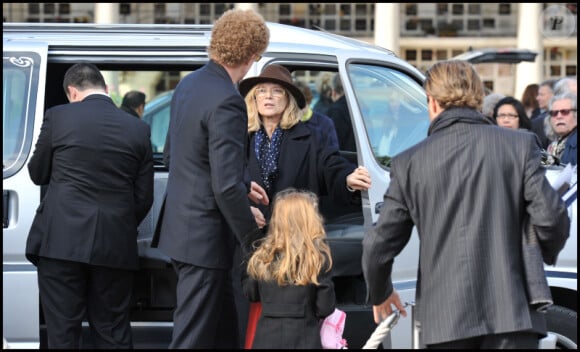 Annie Miller, veuve du cinéaste, lors des obsèques de Claude Miller au crématorium du cimetière du Père-Lachaise à Paris le 11 avril 2012