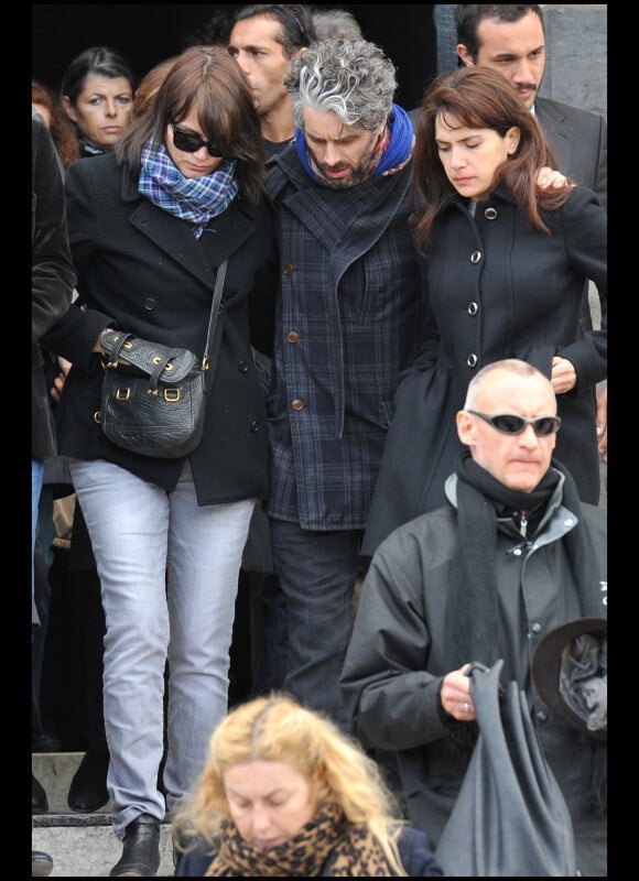 Marina Hands, James Thierrée et Maya Sansa lors des obsèques de Claude Miller au crématorium du cimetière du Père-Lachaise à Paris le 11 avril 2012